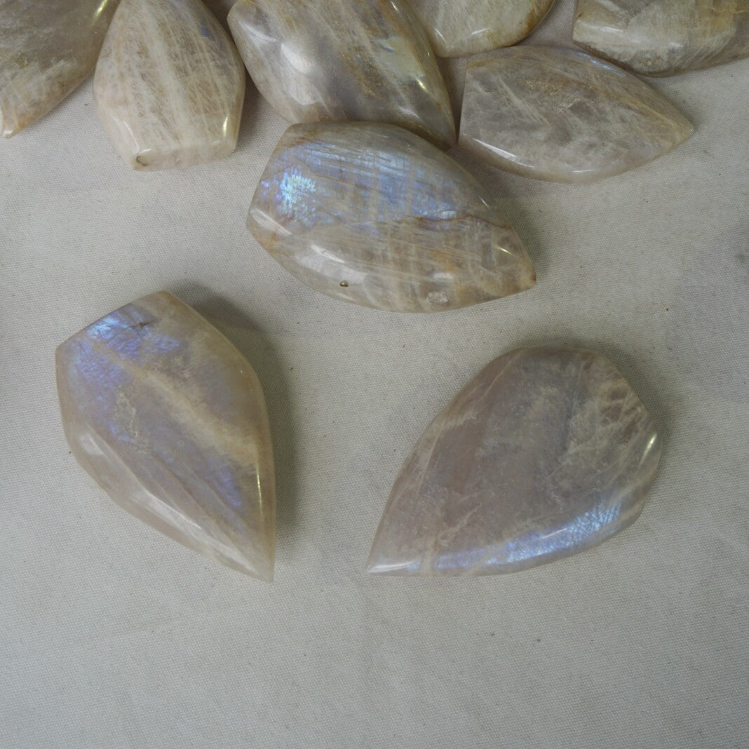 26Pcs Natural Blue Rainbow Moonstone Crystal Palm Stone Point Flame Healing
