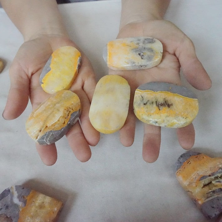 26Pcs 2KG 4.4LB Natural Bumble Bee Jasper Quartz Crystal Heart Palm Stone Healing
