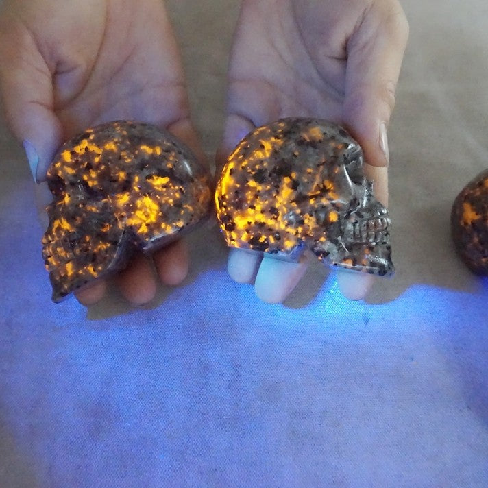20Pcs 10LB 4.5KG Yooperlite Fire Stone Crystal Skull Flashing Flame Under Ultraviolet Wholesales
