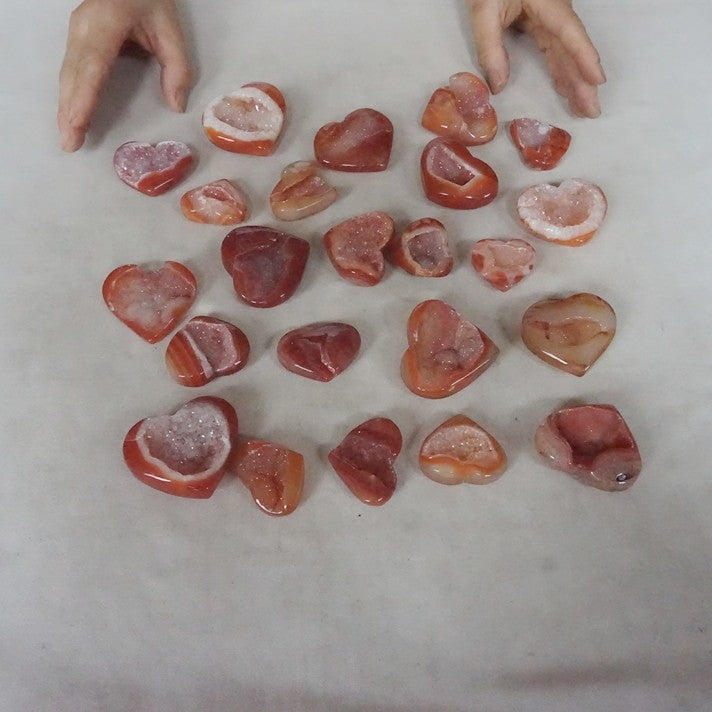 45Pcs 2kg 4.4LB Natural Red Carnelian Agate Crystal Geode Heart Carved Palm Stone Healing