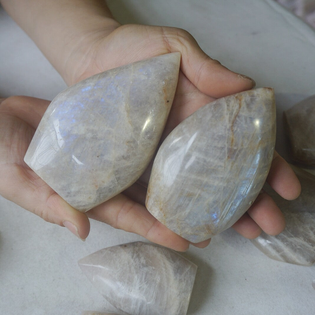 26Pcs Natural Blue Rainbow Moonstone Crystal Palm Stone Point Flame Healing