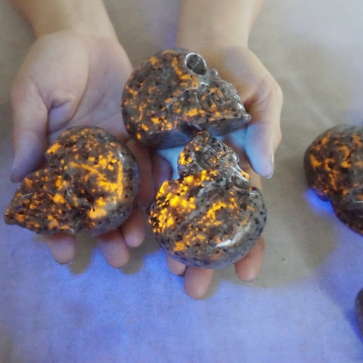 20Pcs 10LB 4.5KG Yooperlite Fire Stone Crystal Skull Flashing Flame Under Ultraviolet Wholesales