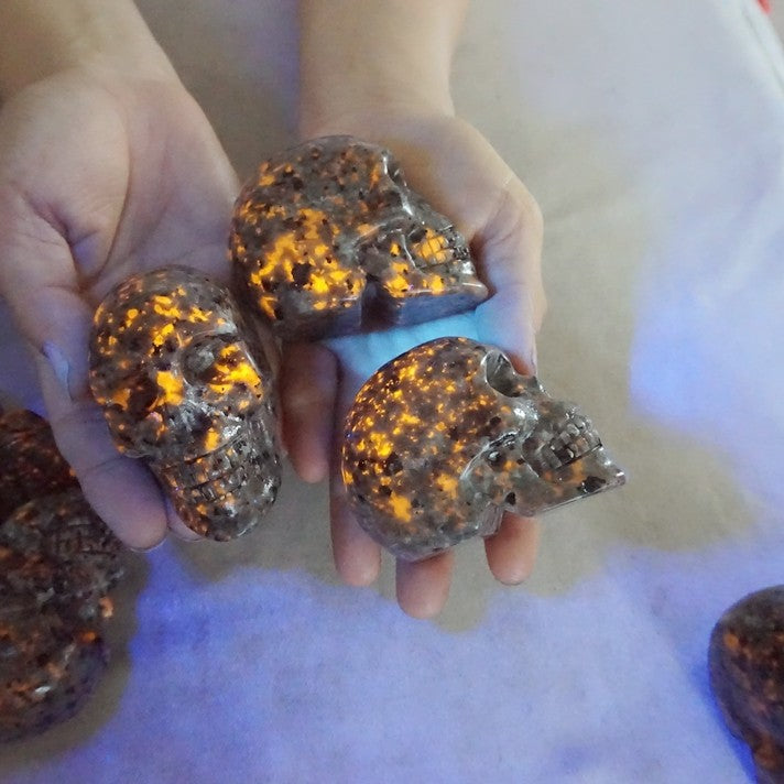 20Pcs 10LB 4.5KG Yooperlite Fire Stone Crystal Skull Flashing Flame Under Ultraviolet Wholesales
