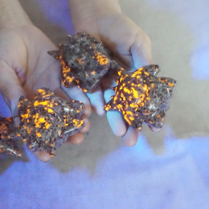 20Pcs 3.4kg 7.4LB Yooperlite Fire Stone Crystal Gengar Flashing Flame Under Ultraviolet Wholesales Lot