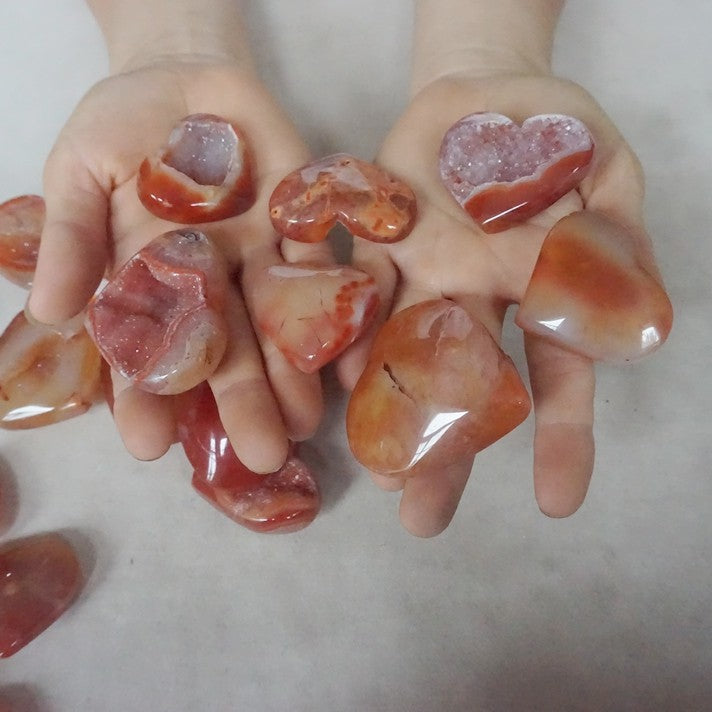 45Pcs 2kg 4.4LB Natural Red Carnelian Agate Crystal Geode Heart Carved Palm Stone Healing