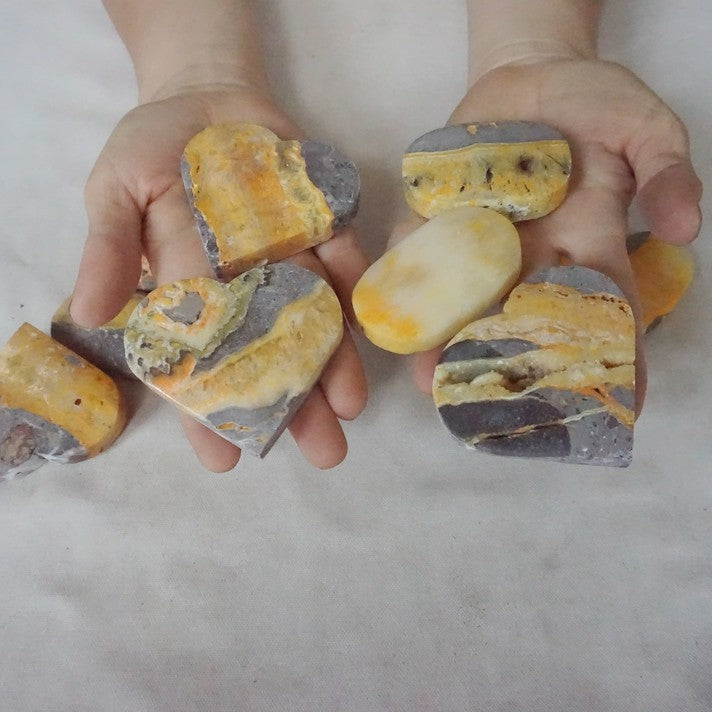 26Pcs 2KG 4.4LB Natural Bumble Bee Jasper Quartz Crystal Heart Palm Stone Healing