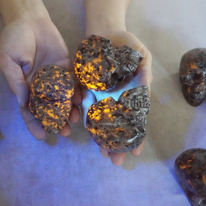 20Pcs 10LB 4.5KG Yooperlite Fire Stone Crystal Skull Flashing Flame Under Ultraviolet Wholesales