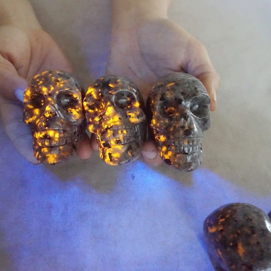 20Pcs 10LB 4.5KG Yooperlite Fire Stone Crystal Skull Flashing Flame Under Ultraviolet Wholesales