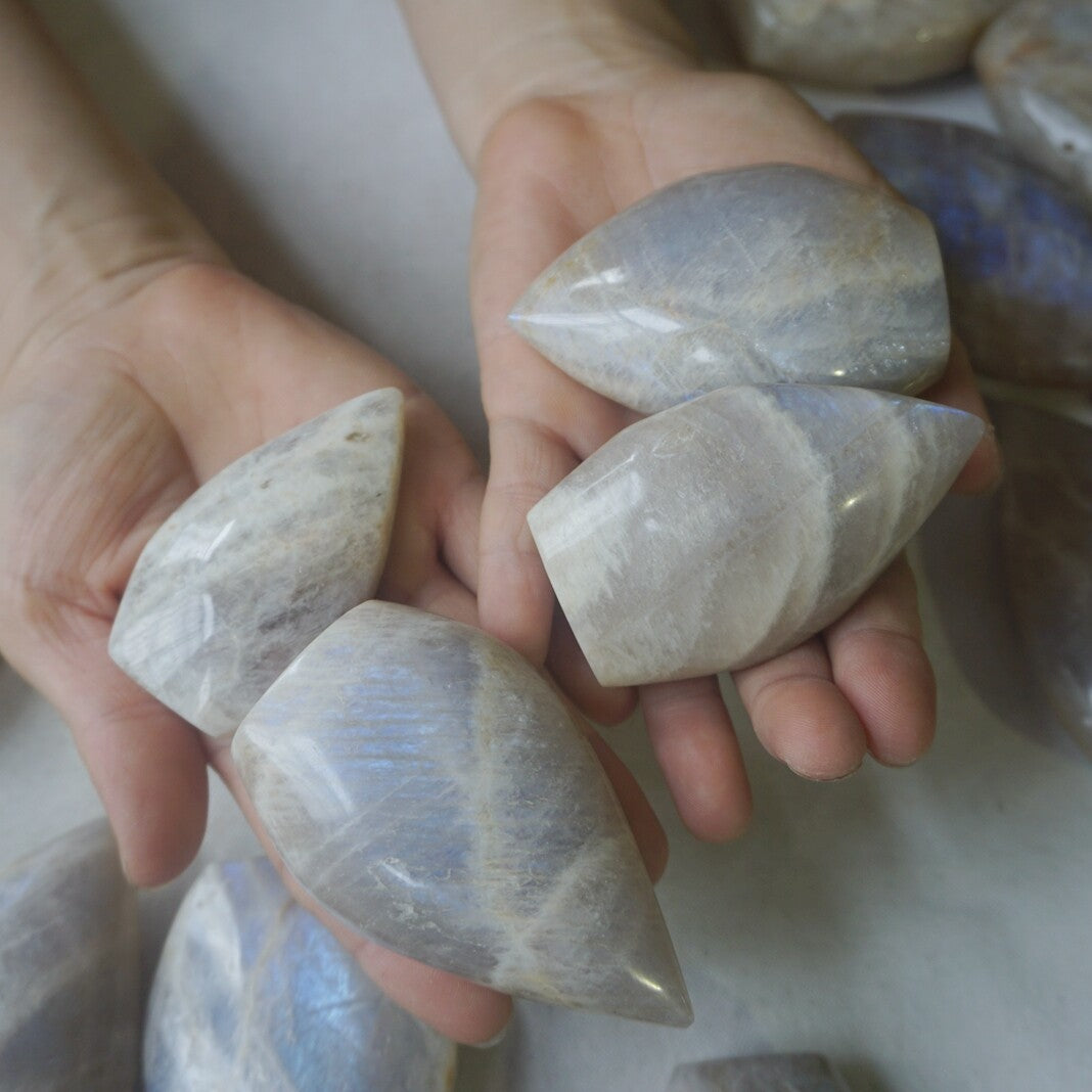 26Pcs Natural Blue Rainbow Moonstone Crystal Palm Stone Point Flame Healing