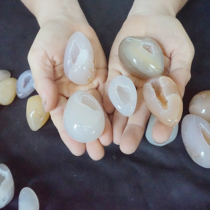54Pcs 2KG 4.4LB Natural Agate Carnelian Quartz Crystal Geode Egg Carved Healing   Wholesales Lots