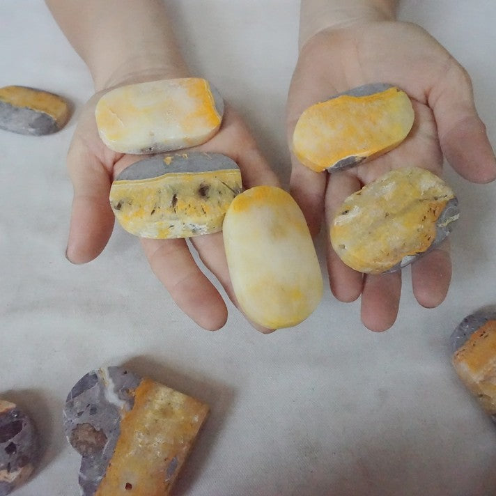 26Pcs 2KG 4.4LB Natural Bumble Bee Jasper Quartz Crystal Heart Palm Stone Healing