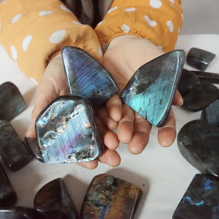 5Kg 11LB 40Pcs Natural Rainbow Labradorite Quartz Crystal Palm Stone Decoration Healing