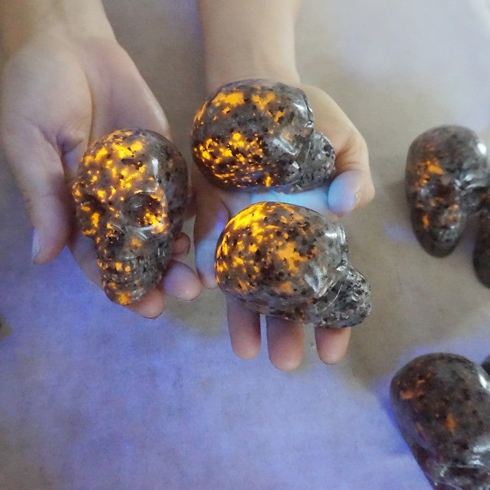 20Pcs 10LB 4.5KG Yooperlite Fire Stone Crystal Skull Flashing Flame Under Ultraviolet Wholesales