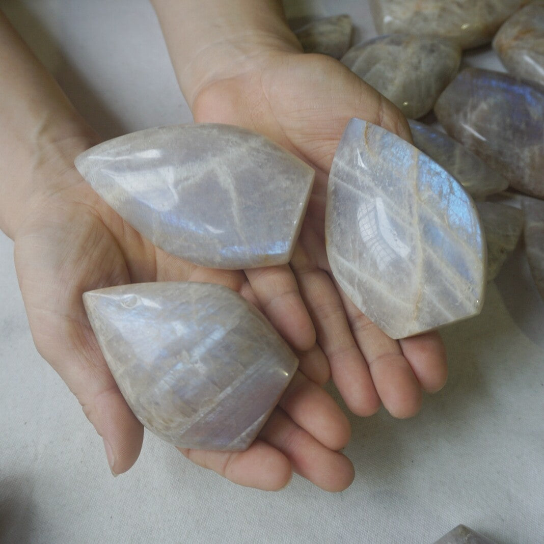 26Pcs Natural Blue Rainbow Moonstone Crystal Palm Stone Point Flame Healing