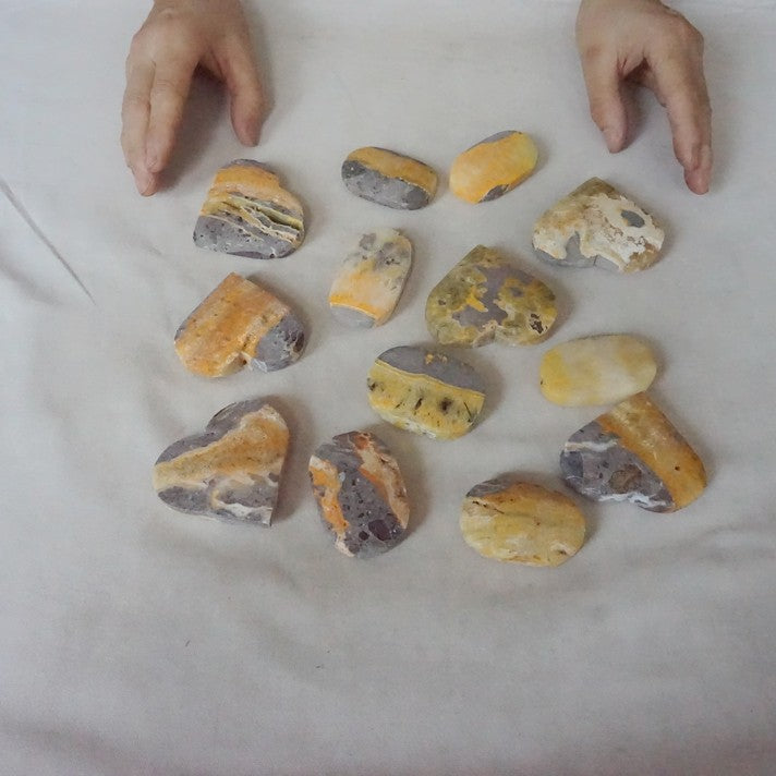 26Pcs 2KG 4.4LB Natural Bumble Bee Jasper Quartz Crystal Heart Palm Stone Healing