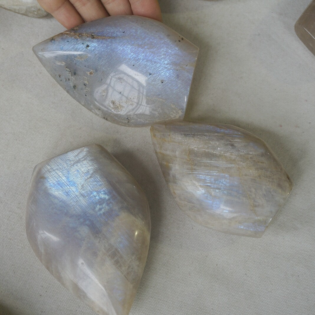 26Pcs Natural Blue Rainbow Moonstone Crystal Palm Stone Point Flame Healing