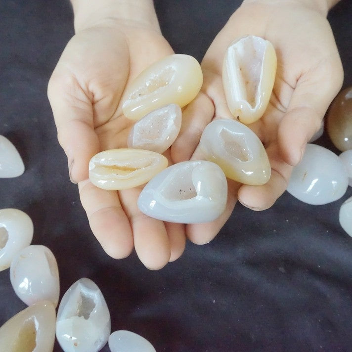 54Pcs 2KG 4.4LB Natural Agate Carnelian Quartz Crystal Geode Egg Carved Healing   Wholesales Lots