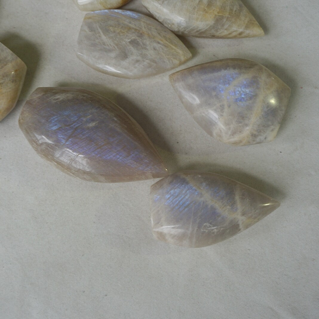 26Pcs Natural Blue Rainbow Moonstone Crystal Palm Stone Point Flame Healing