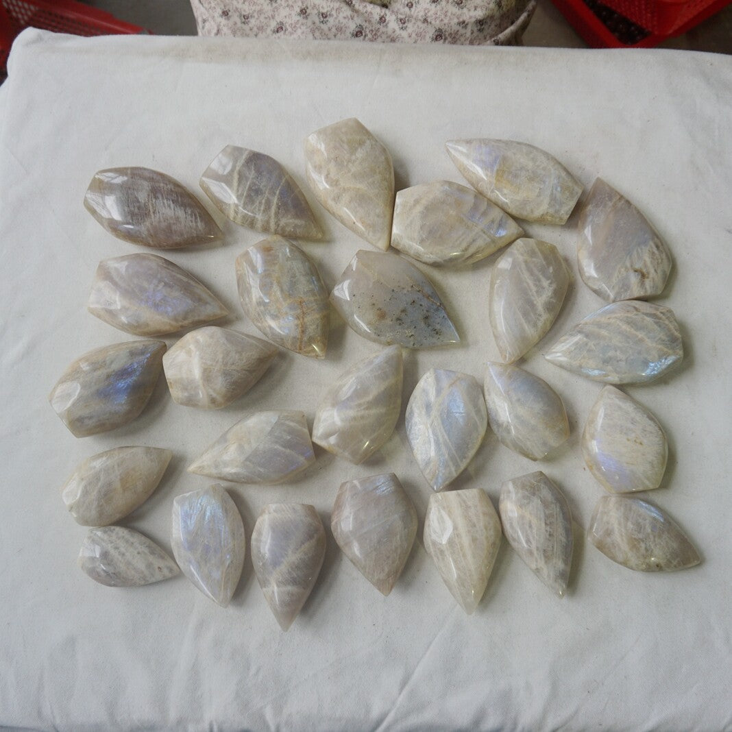 26Pcs Natural Blue Rainbow Moonstone Crystal Palm Stone Point Flame Healing