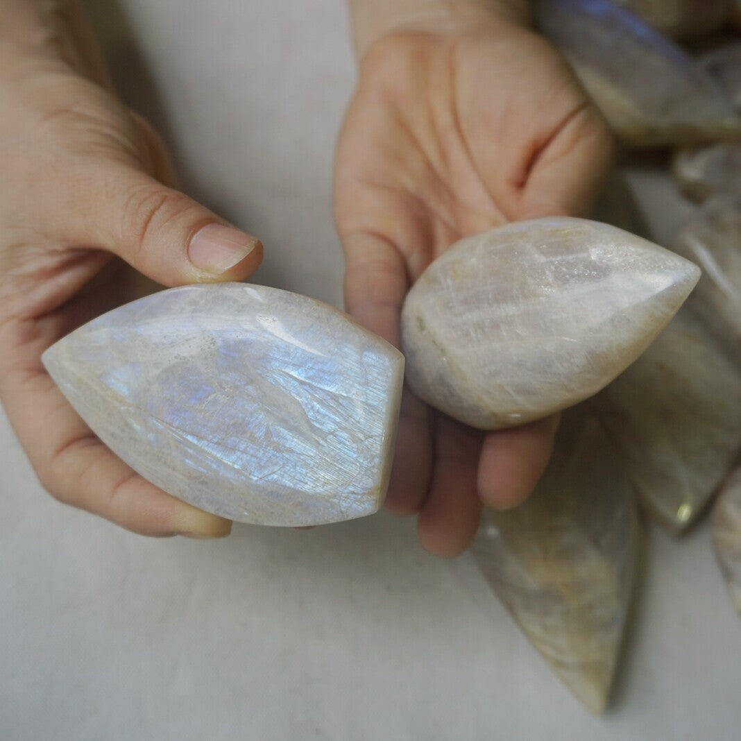 26Pcs Natural Blue Rainbow Moonstone Crystal Palm Stone Point Flame Healing