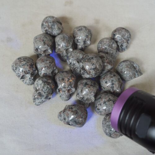 3.6LB 20Pcs Small Yooperlite Fire Stone Crystal Skull Flashing Flame Under UV 5cm