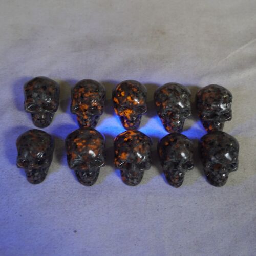 2.4LB 20Pcs Small Yooperlite Fire Stone Crystal Skull Flashing Flame Under UV